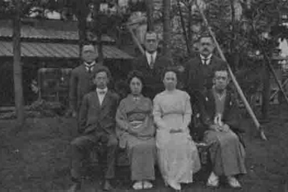 Black and white photo  from the 1800s of Fred Makino and his family sitting outside